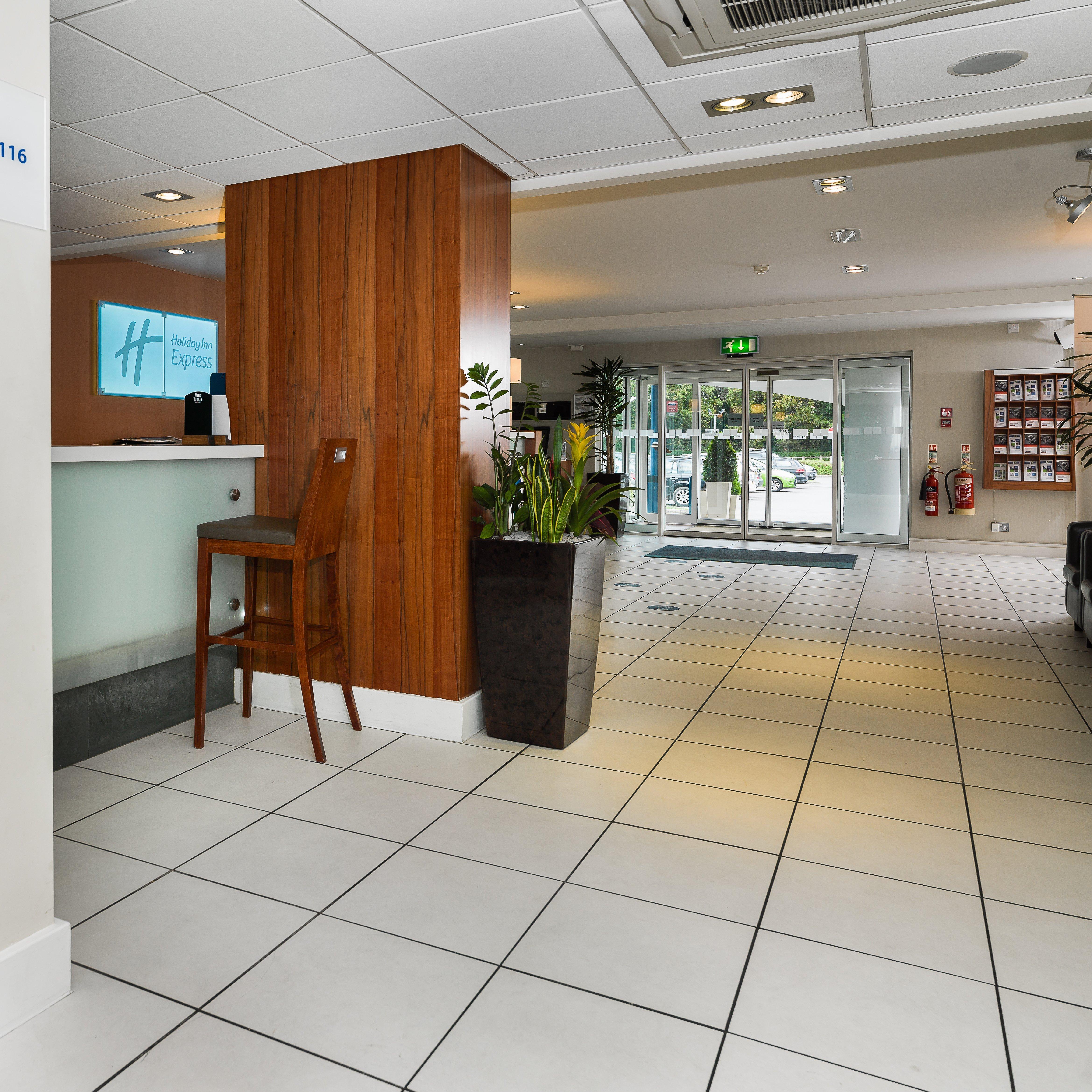Holiday Inn Express London Gatwick Crawley, An Ihg Hotel מראה חיצוני תמונה