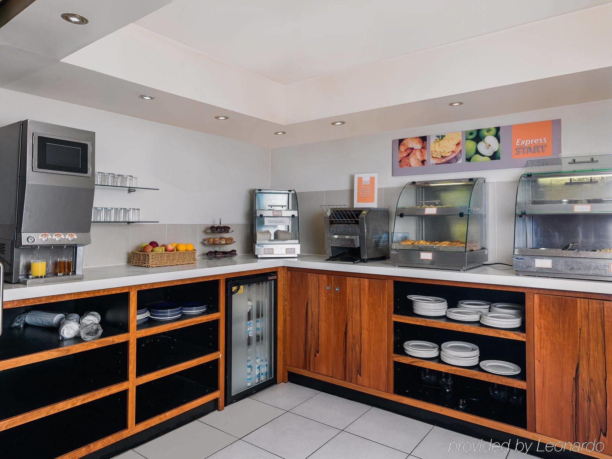 Holiday Inn Express London Gatwick Crawley, An Ihg Hotel מראה חיצוני תמונה