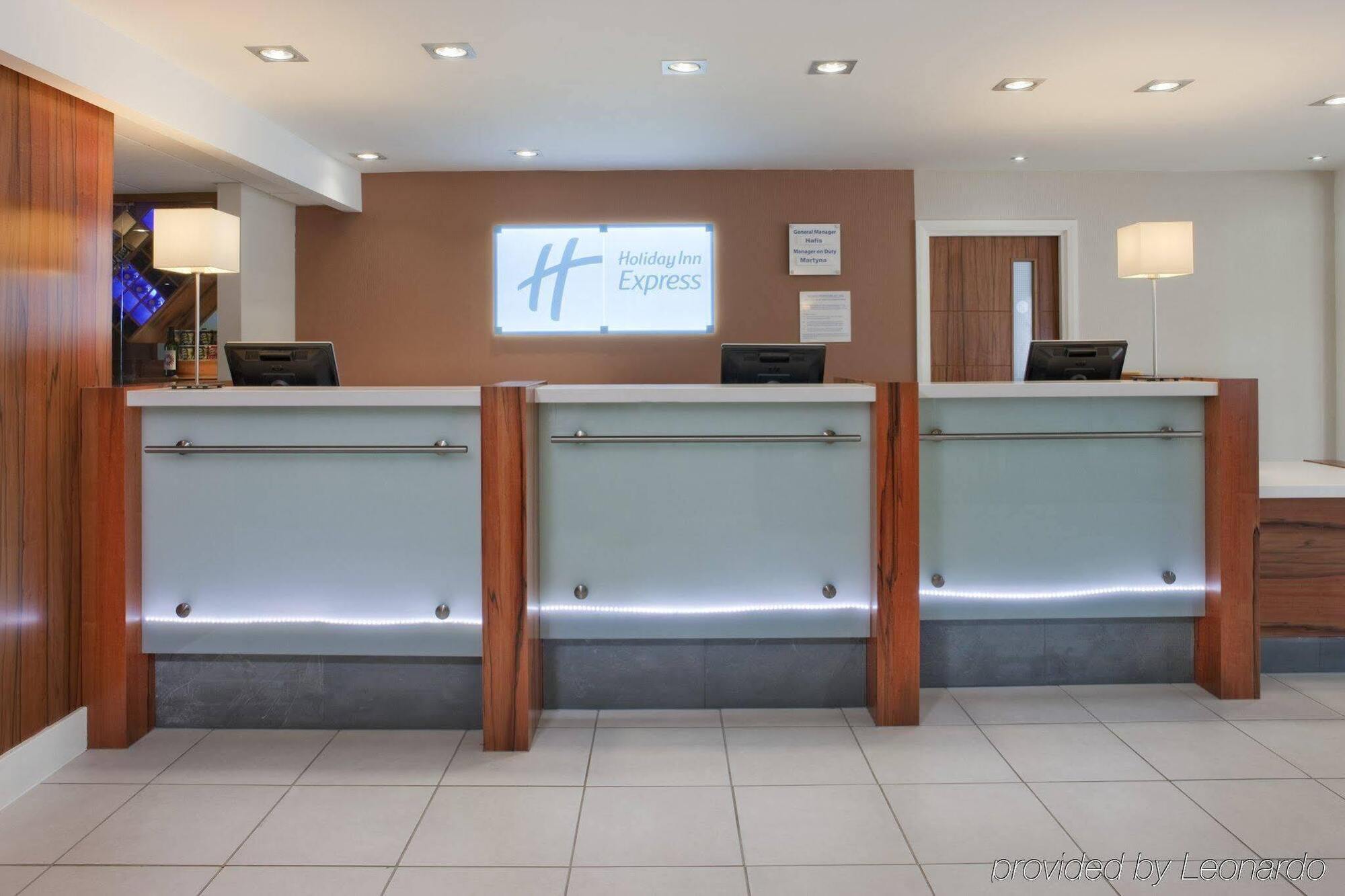 Holiday Inn Express London Gatwick Crawley, An Ihg Hotel מראה חיצוני תמונה